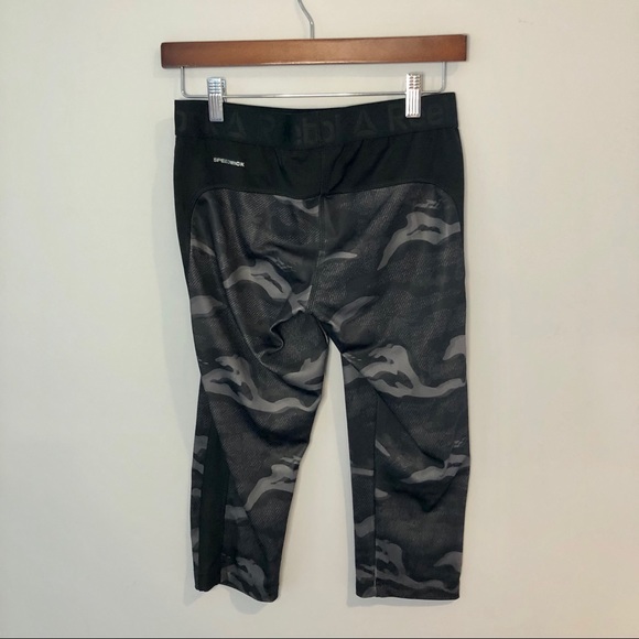 ✨3/$30 Reebok Work Out Ready Printed Camo Capris - Picture 6 of 9